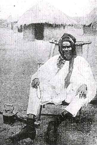 Almami Samori Toure, avec un chapelet et une bouilloire, en 1898 &agrave; Kayes &agrave; son d&eacute;part pour l'exil au Gabon